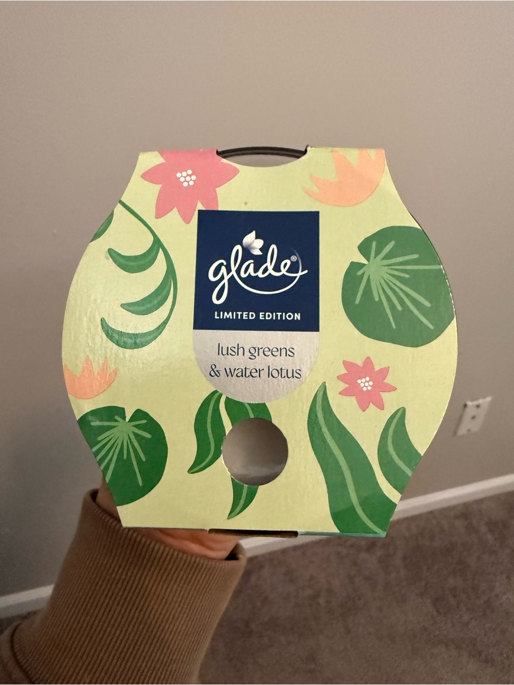 Glade Limited Addition 3 Wick Candle in Lush Greens & Water Lotus - Picture 3 of 3